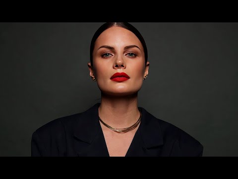 Евгения Власова - Она